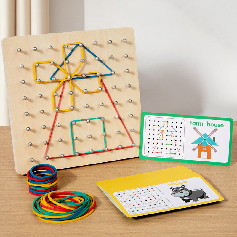 Brinquedo Montessori Geométrico em Madeira – Tabuleiro Educativo com Cartas e Elásticos Coloridos