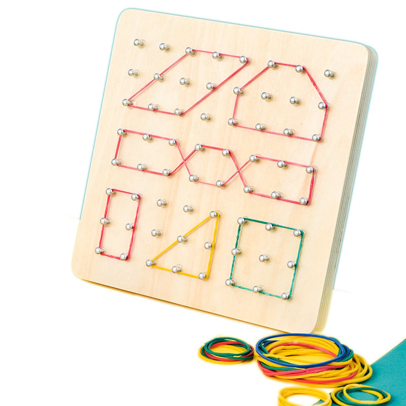 Brinquedo Montessori Geométrico em Madeira – Tabuleiro Educativo com Cartas e Elásticos Coloridos