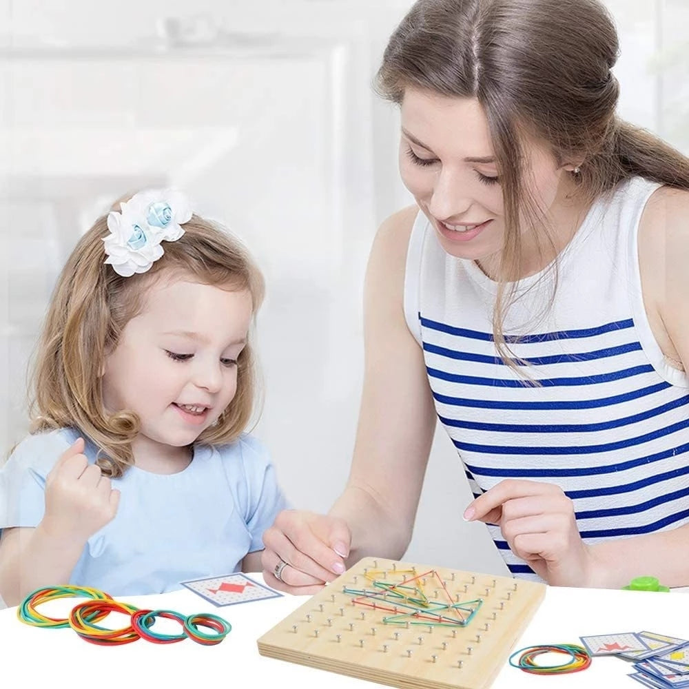 Brinquedo Montessori de Geometria em Madeira – Tabuleiro Educativo com Elásticos Coloridos para Crianças
