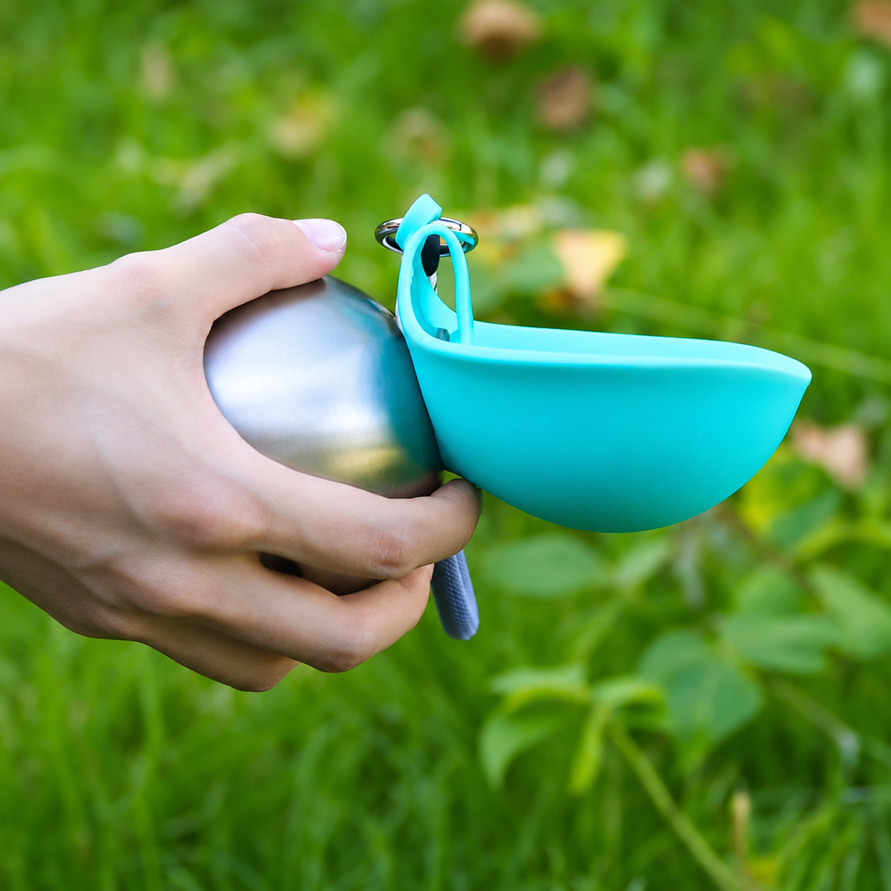 Garrafa de água para cães WagFlask™ em aço inoxidável com tigela integrada e cordão de segurança